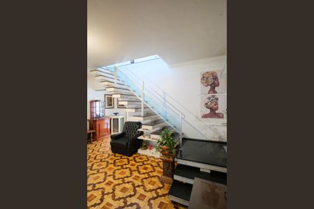 Casa à venda com 255m², 4 quartos e 2 vagasEscada