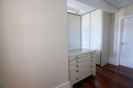 Apartamento à venda com 515m², 5 quartos e 7 vagasCloset da suíte