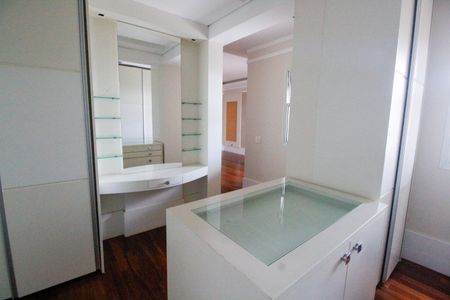 Apartamento à venda com 515m², 5 quartos e 7 vagasCloset da suíte