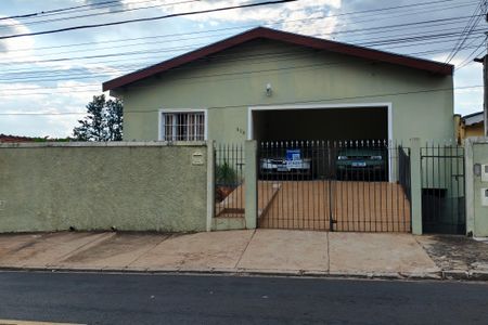 Casa à venda com 236m², 5 quartos e 3 vagasFachada
