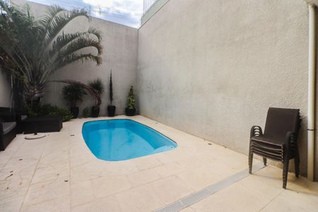 Casa à venda com 180m², 3 quartos e 2 vagasPátio