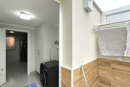 Casa de condomínio à venda com 220m², 3 quartos e 4 vagasÁrea de Serviço