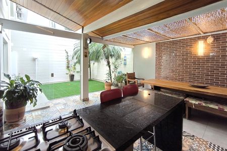 Casa de condomínio à venda com 220m², 3 quartos e 4 vagasQuintal e Churrasqueira