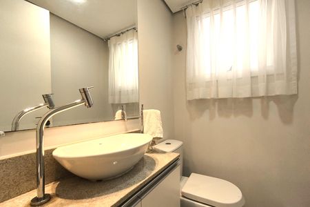 Casa de condomínio à venda com 220m², 3 quartos e 4 vagasBanheiro 5 - Lavabo