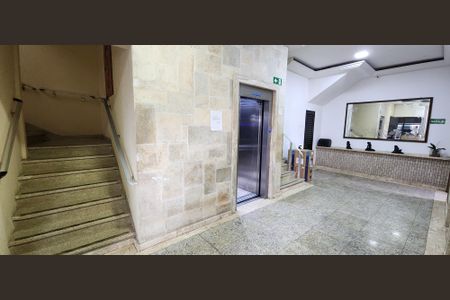 Apartamento para alugar com 90m², 2 quartos e sem vagaEscada