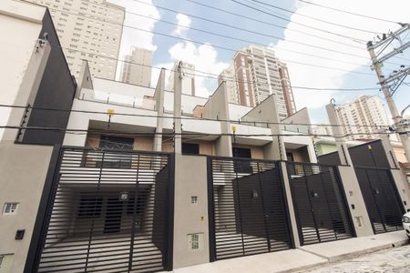 Casa à venda com 135m², 3 quartos e 2 vagas Casa à venda com 135m², 3 quartos e 2 vagasFachada