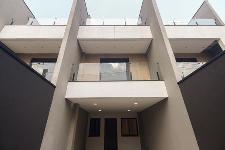 Casa à venda com 135m², 3 quartos e 2 vagas Casa à venda com 135m², 3 quartos e 2 vagasFachada