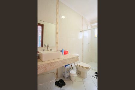 Casa à venda com 330m², 3 quartos e 4 vagasBanheiro da Suíte 2