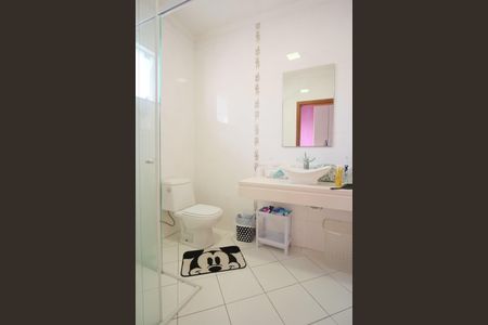 Casa à venda com 330m², 3 quartos e 4 vagasBanheiro da Suíte 1