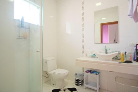 Casa à venda com 330m², 3 quartos e 4 vagasBanheiro da Suíte 1