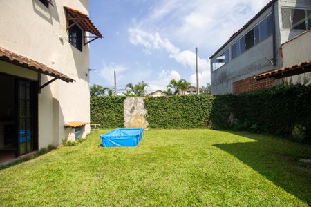 Casa de condomínio à venda com 250m², 4 quartos e 3 vagasQuintal