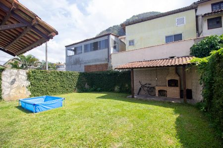 Casa de condomínio à venda com 250m², 4 quartos e 3 vagasQuintal