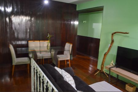 Casa para alugar com 220m², 3 quartos e 2 vagasSala