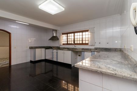 Casa à venda com 250m², 5 quartos e 4 vagas Casa à venda com 250m², 5 quartos e 4 vagasCozinha