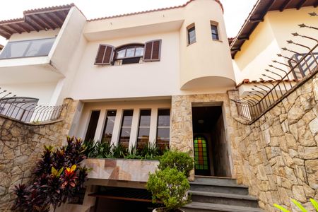 Casa à venda com 250m², 5 quartos e 4 vagas Casa à venda com 250m², 5 quartos e 4 vagasFachada