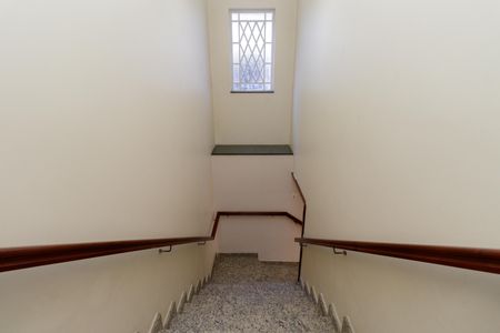 Casa à venda com 250m², 5 quartos e 4 vagas Casa à venda com 250m², 5 quartos e 4 vagasEscada para os Quartos