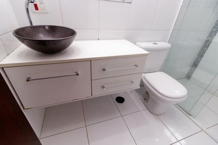 Casa à venda com 250m², 5 quartos e 4 vagas Casa à venda com 250m², 5 quartos e 4 vagasBanheiro Suíte 2