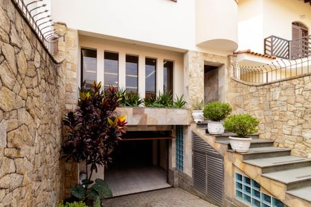 Casa à venda com 250m², 5 quartos e 4 vagas Casa à venda com 250m², 5 quartos e 4 vagasFachada