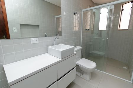 Casa à venda com 250m², 5 quartos e 4 vagas Casa à venda com 250m², 5 quartos e 4 vagasBanheiro Suíte 1