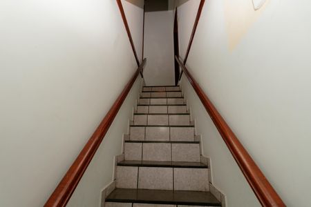 Casa à venda com 250m², 5 quartos e 4 vagas Casa à venda com 250m², 5 quartos e 4 vagasEscada para o terraço