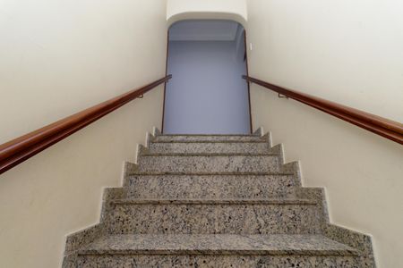 Casa à venda com 250m², 5 quartos e 4 vagas Casa à venda com 250m², 5 quartos e 4 vagasEscada para os Quartos