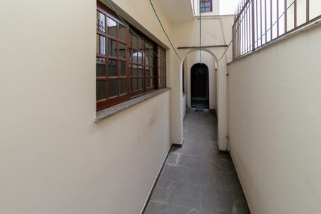 Casa à venda com 250m², 5 quartos e 4 vagas Casa à venda com 250m², 5 quartos e 4 vagasCorredor