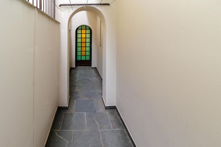 Casa à venda com 250m², 5 quartos e 4 vagas Casa à venda com 250m², 5 quartos e 4 vagasCorredor