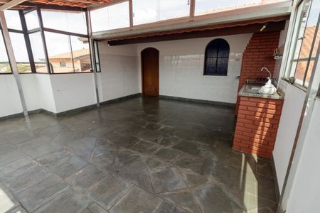 Casa à venda com 250m², 5 quartos e 4 vagas Casa à venda com 250m², 5 quartos e 4 vagasChurrasqueira e Salão de Festas