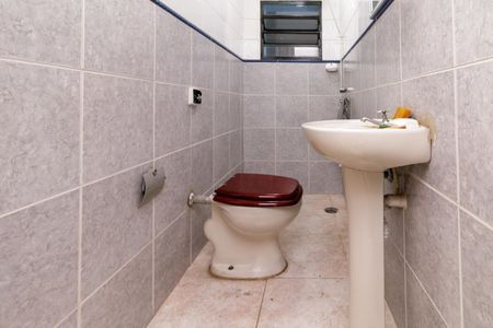 Casa à venda com 250m², 5 quartos e 4 vagas Casa à venda com 250m², 5 quartos e 4 vagasBanheiro de Serviço