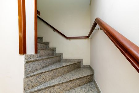 Casa à venda com 250m², 5 quartos e 4 vagas Casa à venda com 250m², 5 quartos e 4 vagasEscada para os Quartos