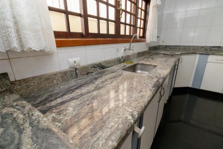 Casa à venda com 250m², 5 quartos e 4 vagas Casa à venda com 250m², 5 quartos e 4 vagasCozinha