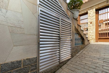 Casa à venda com 250m², 5 quartos e 4 vagas Casa à venda com 250m², 5 quartos e 4 vagasDepósito de Materiais