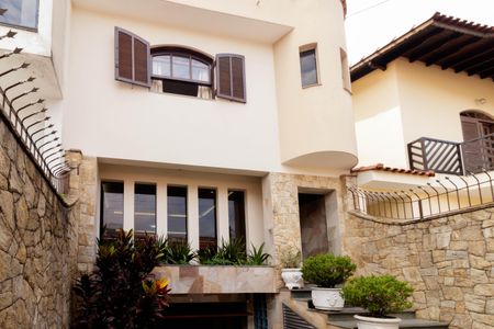 Casa à venda com 250m², 5 quartos e 4 vagas Casa à venda com 250m², 5 quartos e 4 vagasFachada