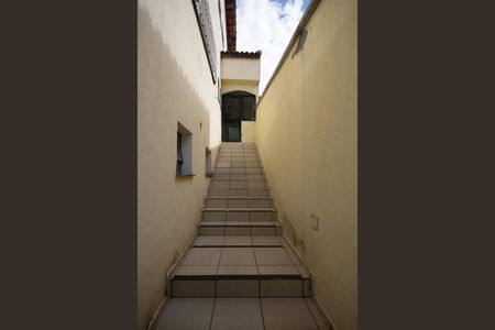 Casa de condomínio à venda com 250m², 5 quartos e 4 vagas Casa de condomínio à venda com 250m², 5 quartos e 4 vagasEscada