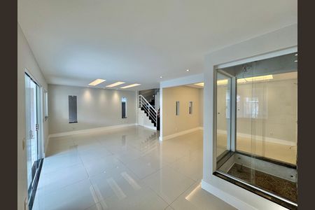 Casa para alugar com 300m², 5 quartos e 2 vagas Casa para alugar com 300m², 5 quartos e 2 vagasSala