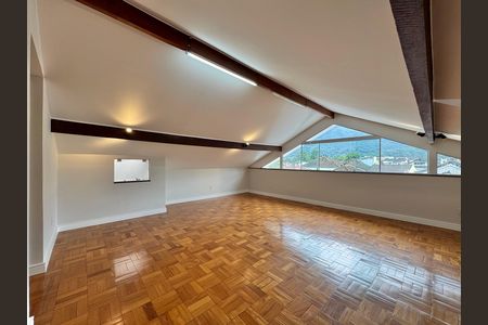 Casa para alugar com 300m², 5 quartos e 2 vagas Casa para alugar com 300m², 5 quartos e 2 vagasSótão - Salão