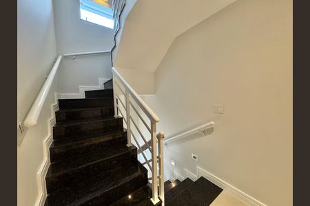 Casa para alugar com 300m², 5 quartos e 2 vagas Casa para alugar com 300m², 5 quartos e 2 vagasEscada