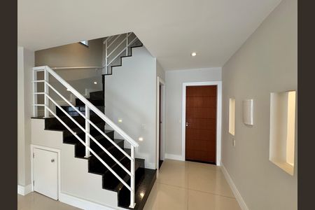 Casa para alugar com 300m², 5 quartos e 2 vagas Casa para alugar com 300m², 5 quartos e 2 vagasSala