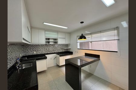 Casa para alugar com 300m², 5 quartos e 2 vagas Casa para alugar com 300m², 5 quartos e 2 vagasCozinha