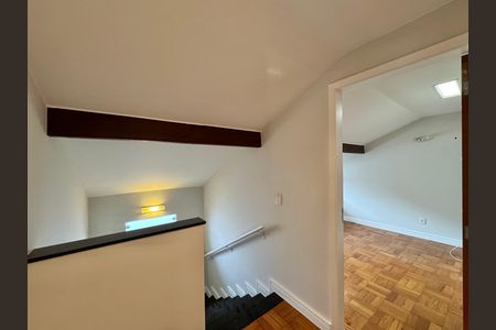 Casa para alugar com 300m², 5 quartos e 2 vagas Casa para alugar com 300m², 5 quartos e 2 vagasSótão - Corredor