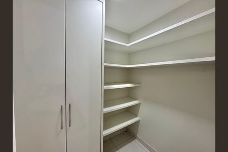 Casa para alugar com 300m², 5 quartos e 2 vagas Casa para alugar com 300m², 5 quartos e 2 vagasÁrea de Serviço - Quarto