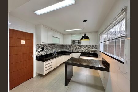 Casa para alugar com 300m², 5 quartos e 2 vagas Casa para alugar com 300m², 5 quartos e 2 vagasCozinha