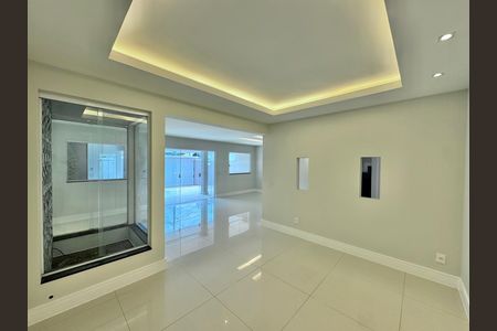 Casa para alugar com 300m², 5 quartos e 2 vagas Casa para alugar com 300m², 5 quartos e 2 vagasSala