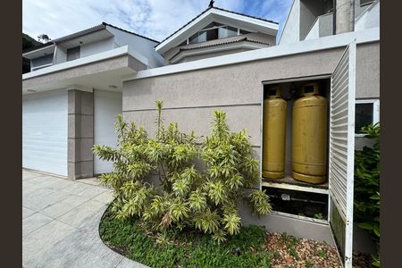 Casa para alugar com 300m², 5 quartos e 2 vagas Casa para alugar com 300m², 5 quartos e 2 vagasFachada