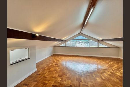 Casa para alugar com 300m², 5 quartos e 2 vagas Casa para alugar com 300m², 5 quartos e 2 vagasSótão - Salão