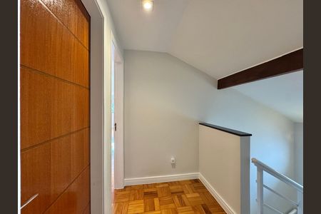 Casa para alugar com 300m², 5 quartos e 2 vagas Casa para alugar com 300m², 5 quartos e 2 vagasSótão - Corredor