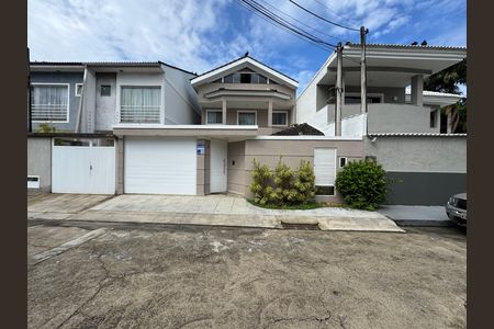 Casa para alugar com 300m², 5 quartos e 2 vagas Casa para alugar com 300m², 5 quartos e 2 vagasFachada