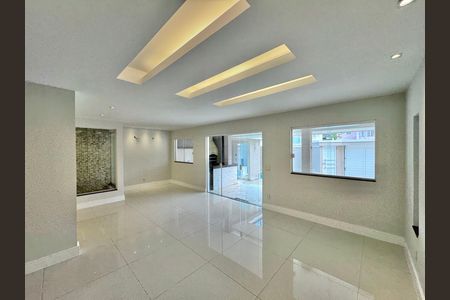 Casa para alugar com 300m², 5 quartos e 2 vagas Casa para alugar com 300m², 5 quartos e 2 vagasSala