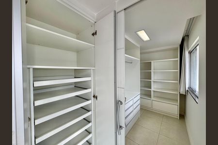 Casa para alugar com 300m², 5 quartos e 2 vagas Casa para alugar com 300m², 5 quartos e 2 vagasCloset da suíte 1