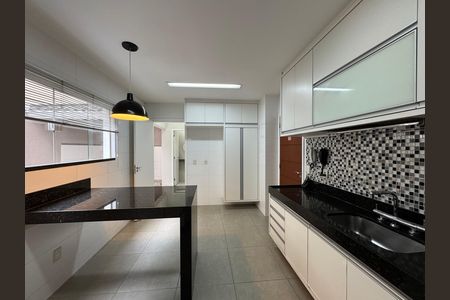 Casa para alugar com 300m², 5 quartos e 2 vagas Casa para alugar com 300m², 5 quartos e 2 vagasCozinha